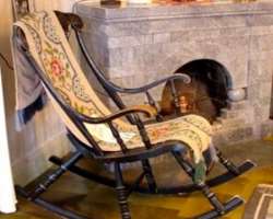 Chaplain Erik Lindgren who used to live in vicarage in 1945 shared his experience in writing. He bought a rocking chair in the house. Whenever he trie